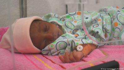 Kamerun: Solarbetriebene Brutkästen retten Kinderleben