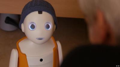 Kann KI Nähe ersetzen? Roboter Willi im Pflegeheim-Einsatz