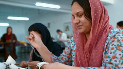 Kunst aus Resten: Afghanische Frauen in Indien Kunst aus Resten: Afghanische Frauen in Indien