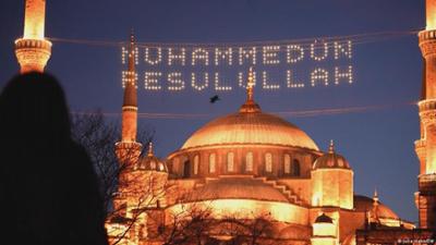 Leuchtende Verkündigungen: Die Mahya-Tradition in der Türkei