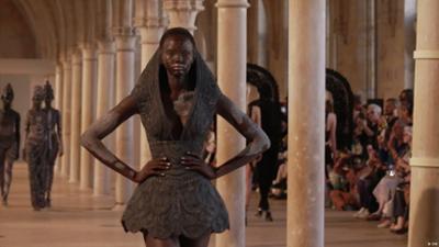 Mit dem Model Ajak Dhieu auf der Haute Couture in Paris