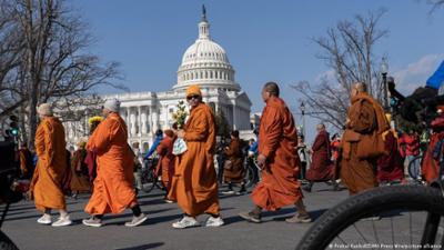 Mönche marschieren für Frieden quer durch die USA