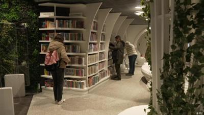 Polen: Eine Bibliothek in der U-Bahn