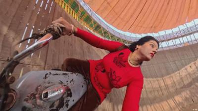 Rehana Khan: Vollgas in der Todeswand