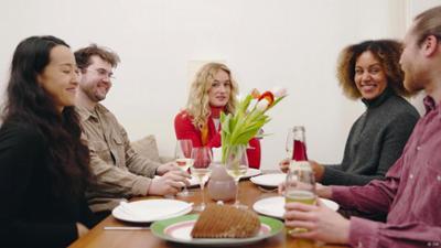 Wie läuft ein typisch deutsches Dinner mit Freunden ab?