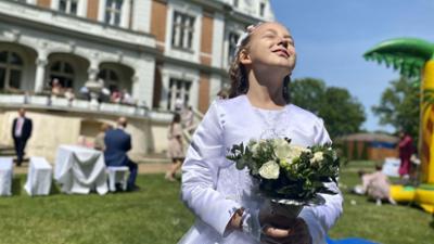 Dokus und Reportagen: Re: Beichte und Luxusparty - Erstkommunion in Polen