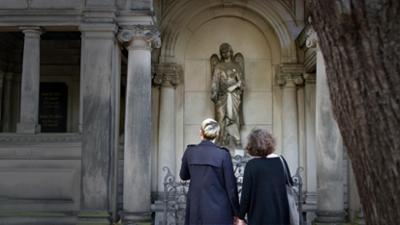 Dokus und Reportagen: Re: Trauern – aber anders!