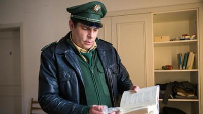 Hubert ohne Staller: Folge 153: Mord mit 1.600 Umdrehungen (S10/E05) Hubert ohne Staller: Folge 153: Mord mit 1.600 Umdrehungen (S10/E05)