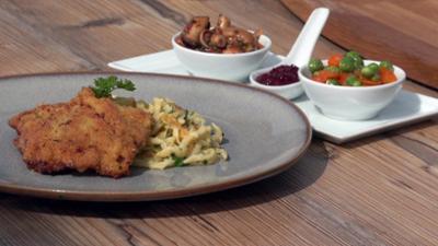 Mit Herz am Herd: Jägerschnitzel mit Pilzen, Erbsen und Kräuterspätzle