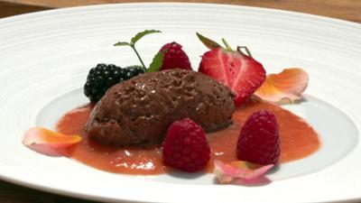 Mit Herz am Herd: Mousse au Chocolat mit Pfirsisch Coulis und Himbeeren