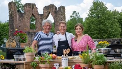 Mit Herz am Herd: Grillspieße mit Couscous-Kichererbsen-Salat