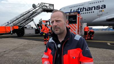 Mittendrin - Flughafen Frankfurt: Notfall im Jumbo – Alarm für den Flughafen-Notarzt (S06/E06)