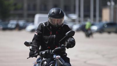 Sehen statt Hören: Chaos Bikers · Zurück auf die Straße und Sport im Freien · Klettern Sehen statt Hören: Chaos Bikers · Zurück auf die Straße und Sport im Freien · Klettern