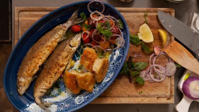 Vronis Lieblingsschmankerl: Gebackene Renke mit Tomatensalat · Burrata mit Erbsenstampf