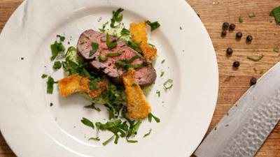 Vronis Lieblingsschmankerl: Mariniertes Rinderfilet mit Kräuterseitlingen · Saurer Spitzkohl mit Haselnuss