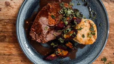 Vronis Lieblingsschmankerl: Lammrollbraten · Kartoffel-Kürbis-Gratin