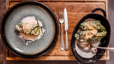 Vronis Lieblingsschmankerl: Pastete mit Kaninchen-Maronen-Füllung · Krautwickerl