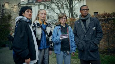 Wer wir sind: Folge 1: Red Flags (S01/E01) Wer wir sind: Folge 1: Red Flags (S01/E01)