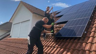 Achtung Kontrolle: Thema u.a.: Sonnenschein für volle Leistung: Solartechniker im Einsatz