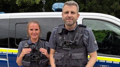 Achtung Kontrolle: Zöllner des Hauptzollamts Dortmund deckt Schwarzarbeit in Pizzeria auf