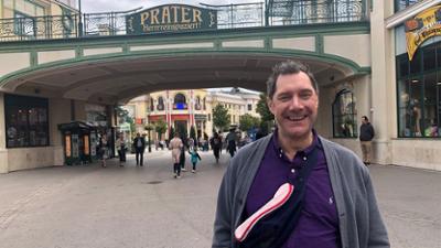 Achtung Kontrolle: Foodtester Mirko Reeh auf dem Prater in Wien