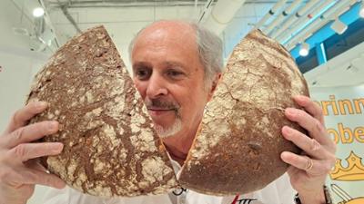 Achtung Kontrolle: Thema u. a.: Brotprüfer Manfred Stiefel testet Brot im bayerischen Weiden
