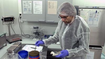 Achtung Kontrolle: Thema u.a.: Ein Tierarzt, der regelmäßig Kaviar isst?  - Tierarzt am Flughafen