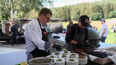 Achtung Kontrolle: Thema u.a.: Grill’n’Roll im Bayerischen Wald: Lucki Maurer rockt den Rost Achtung Kontrolle: Thema u.a.: Grill’n’Roll im Bayerischen Wald: Lucki Maurer rockt den Rost