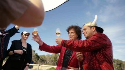 Die Büffels - Zwischen Palmen, Party und Kinderzimmer: Schlager, Kuppelei und Kneipenträume: Drehtag mit Olaf von den Flippers Die Büffels - Zwischen Palmen, Party und Kinderzimmer: Schlager, Kuppelei und Kneipenträume: Drehtag mit Olaf von den Flippers
