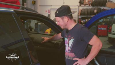 Die Büffels - Zwischen Palmen, Party und Kinderzimmer: Lorenz heißgeliebtes Gefährt macht schlapp - Konsequenzen für den "Blauen Blitz"