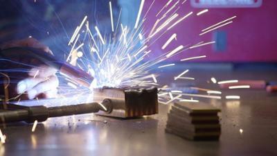 Forged in Fire - Schlag die Jury: Staffel 1 Folge 6 Feuer, Rock und Metall