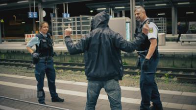 Mein Revier: Kontrollen und Auseinandersetzungen: Alltag für Bundespolizisten Mein Revier: Kontrollen und Auseinandersetzungen: Alltag für Bundespolizisten