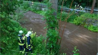 News & Trends: Extreme Unwetter: Katastrophenfall ausgerufen - Sturzflut reißt Person mit sich News & Trends: Extreme Unwetter: Katastrophenfall ausgerufen - Sturzflut reißt Person mit sich