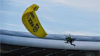 News & Trends: Zwei Verletzte bei DFB-Spiel: Aktivist stürzt mit Fallschirm ins Stadion News & Trends: Zwei Verletzte bei DFB-Spiel: Aktivist stürzt mit Fallschirm ins Stadion