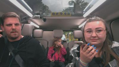 Quiz Taxi: Kommt diese Familie wegen der Buchstabieraufgabe in die "Bredouille"? Quiz Taxi: Kommt diese Familie wegen der Buchstabieraufgabe in die "Bredouille"?