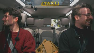 Quiz Taxi: "Ganz besondere Menschen!" Ärzte stolpern über 25-Euro-Frage Quiz Taxi: "Ganz besondere Menschen!" Ärzte stolpern über 25-Euro-Frage
