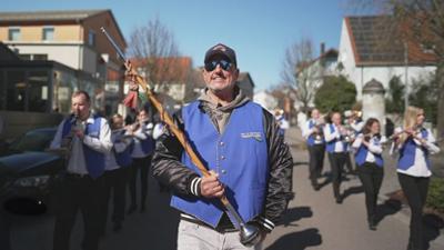 Rosins Restaurants: Einmarsch in die "Wallmüllerstuben": Frank mit der Stadtkapelle Treuchtlingen