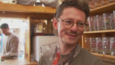 SPIEGEL TV - Reportage: Das größte Weinfest der Welt - Zwischen Schunkeln und Schuften