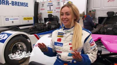 Trucker Babes: Mit 1000 PS unterwegs - Julia auf der LKW-Rennstrecke Trucker Babes: Mit 1000 PS unterwegs - Julia auf der LKW-Rennstrecke
