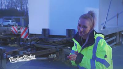 Trucker Babes - 400 PS in Frauenhand: Sabrina total breit: 3m Fertiggaragen auf dem Schwertransport Trucker Babes - 400 PS in Frauenhand: Sabrina total breit: 3m Fertiggaragen auf dem Schwertransport