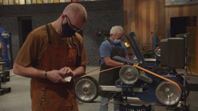 Wettkampf der Waffenschmiede: Staffel 8 Folge 11 Machete der Amazonen Wettkampf der Waffenschmiede: Staffel 8 Folge 11 Machete der Amazonen