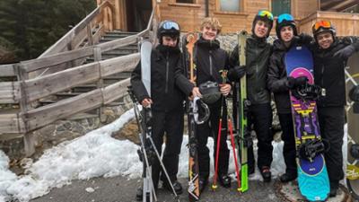 Die WG: Mit Snowboards auf der Piste