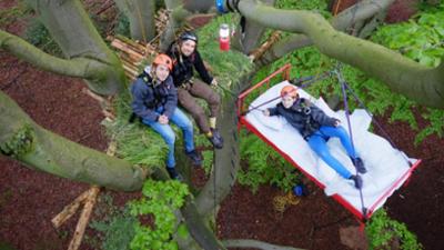 Draußen schlafen - Der Bettkampf: Im Baum