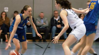 Dunking Girls: 5. Zwischen Playoffs und Schulstress