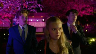 GLOW: 19. Der große Ball