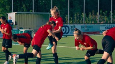 Kicken wie ein Mädchen: 1. Männersport?