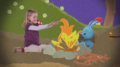 Kikaninchen Schnipselwelt: Kikaninchen entzündet ein Feuer