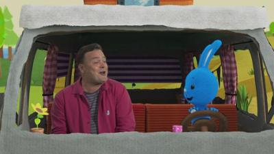 Kikaninchen Schnipselwelt: Kikaninchen und Christian singen gemeinsam im Bus