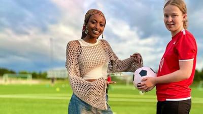 neuneinhalb: Frauenfußball - Ständiger Kampf gegen Vorurteile