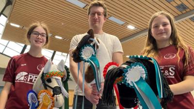 neuneinhalb: Hobby Horsing - Reiten auf dem Steckenpferd